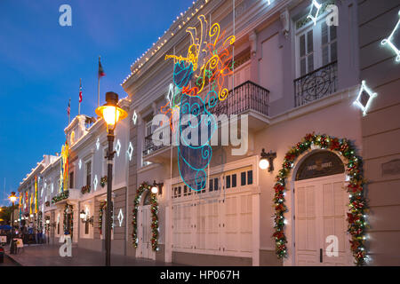 WEIHNACHTEN NEON DEKORATIONEN CASA ALCALDIA DE PONCE INNENSTADT PONCE PUERTO RICO Stockfoto