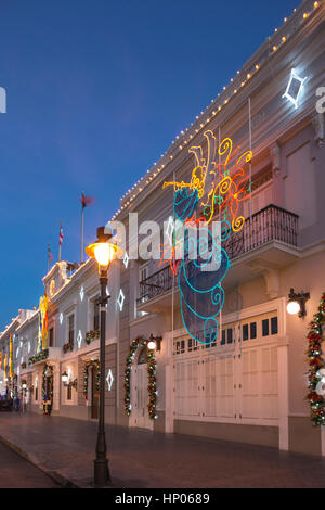 WEIHNACHTEN NEON DEKORATIONEN CASA ALCALDIA DE PONCE INNENSTADT PONCE PUERTO RICO Stockfoto