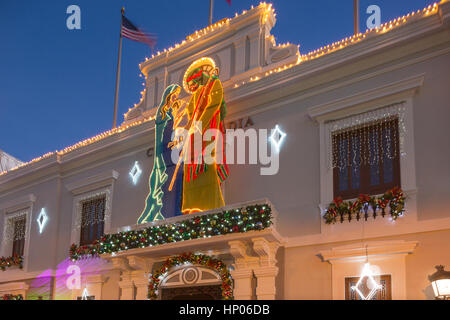 WEIHNACHTEN NEON DEKORATIONEN CASA ALCALDIA DE PONCE INNENSTADT PONCE PUERTO RICO Stockfoto