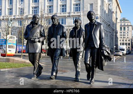 der Beatles-Statue und Pier head Wahrzeichen Gebäude Liverpool uk Stockfoto