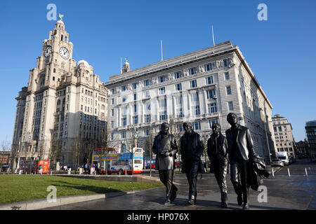 der Beatles-Statue und Pier head Wahrzeichen Gebäude Liverpool uk Stockfoto