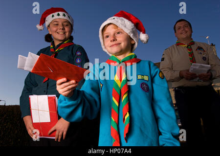 Pfadfinder Weihnachten Postzustellung in Newport, Wales, UK, mit Pfadfindern Joshua & Aimee Williams und Vater und Scout Führer Lyn Williams. Stockfoto