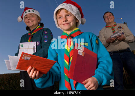 Pfadfinder Weihnachten Postzustellung in Newport, Wales, UK, mit Pfadfindern Joshua & Aimee Williams und Vater und Scout Führer Lyn Williams. Stockfoto