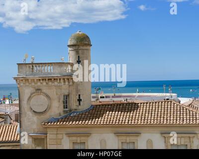 Das Mittelmeer Meer gesehen von oben von der Église Saintes-Maries-de-la-Mer, Stadt von Saintes-Maries-de-La Mer, Frankreich Stockfoto