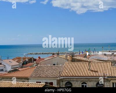 Das Mittelmeer Meer gesehen von oben von der Église Saintes-Maries-de-la-Mer, Stadt von Saintes-Maries-de-La Mer, Frankreich Stockfoto