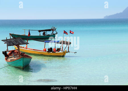 Drei kambodschanische Boote mit Fahnen, Insel Koh Rong Stockfoto