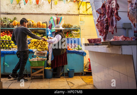 Verkäufer und Käufer, Markt von Potosí, in der Calle Bolivar in der Calle Bustillos, Potosi, Bolivien Stockfoto