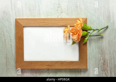 Leere Rahmen für Exemplar mit Nelken Stockfoto