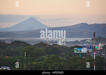 Managua, Nicaragua - 5. Januar 2017: Gebäude um Hills in Managua Stadt Nicaragua bei Abenddämmerung Stockfoto