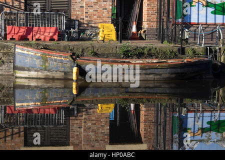 Sonnenlicht und Reflexionen der Kanalboote ankern in Gloucester Docks in Südwest-England Stockfoto