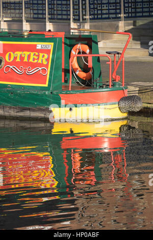 Sonnenlicht und Reflexionen der Kanalboote ankern in Gloucester Docks in Südwest-England Stockfoto