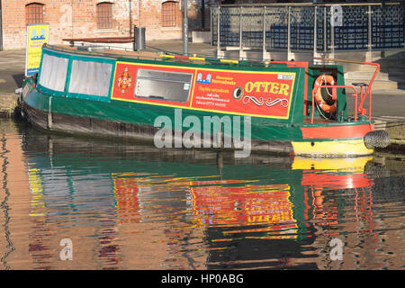 Sonnenlicht und Reflexionen der Kanalboote ankern in Gloucester Docks in Südwest-England Stockfoto