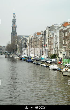 Blick entlang der Prinsengracht, Westerkerk (westliche Kirche) Stockfoto