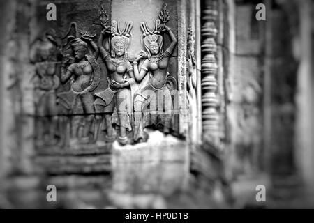 Stein-Wandmalereien und Skulpturen in Angkor Wat, Kambodscha Stockfoto