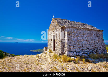 Malerische Kapelle auf der Insel Vis, Komiza, Kroatien Stockfoto