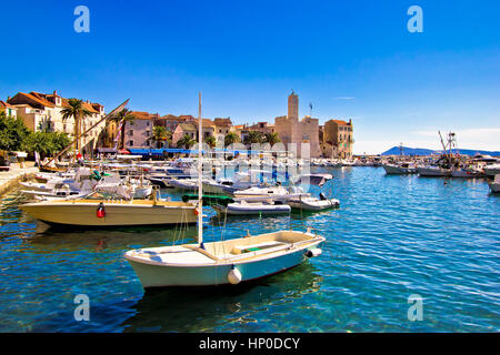 Komiza auf Vis Insel türkisfarbenen Wasser, Boote und Blick auf die Stadt, Dalmatien, Kroatien Stockfoto