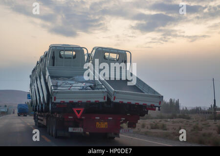 LKW-Transport, Turpan-Shanshan-Straße, Autonome Region Xinjiang, China. Stockfoto