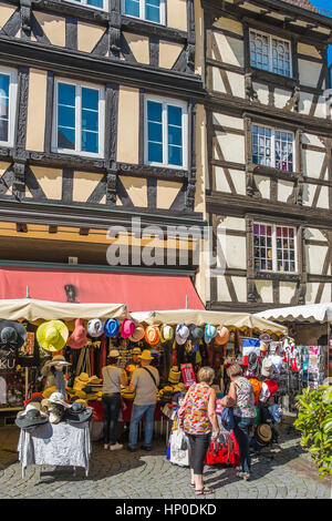 Touristen vor Hut und Souvenir-Shop, Straßburg, Altstadt Stockfoto