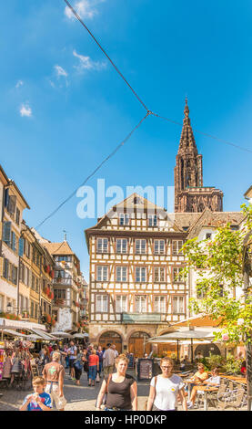 Straßenszene Place du Marché Aux Cochons de Lait in Strasbourgs historischen Zentrum der Stadt, Straßburg, Elsass, Bas-Rhin, Frankreich Stockfoto