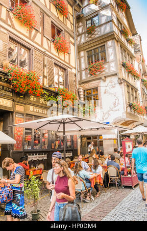 Straßenszene vor Restaurant au Vieux Straßburg, traditionelles elsässisches Restaurant, Stockfoto