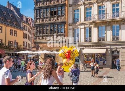 Straßenszene am Place De La Cathedrale vor Straßburg Tourismusbüro Stockfoto