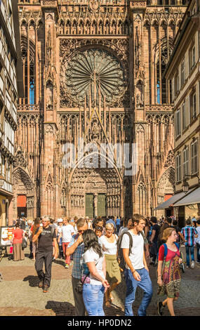 Straßenszene vor der Westfassade des Straßburger Münsters von Rue Merciere gesehen Stockfoto
