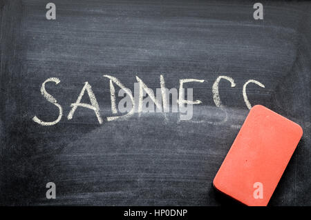 Löschen von Traurigkeit, Hand geschriebene Wort auf Tafel sein Konzept gelöscht Stockfoto