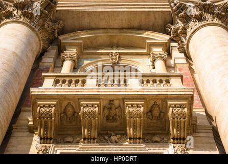 St. Peter Basilika Balkon von Papst verwendet, um Massen von Menschen in Vatikanstadt, Italien anzusprechen. Stockfoto