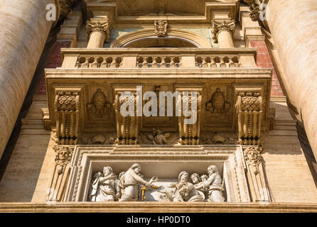 St. Peter Basilika Balkon von Papst verwendet, um Massen von Menschen in Vatikanstadt, Italien anzusprechen. Stockfoto