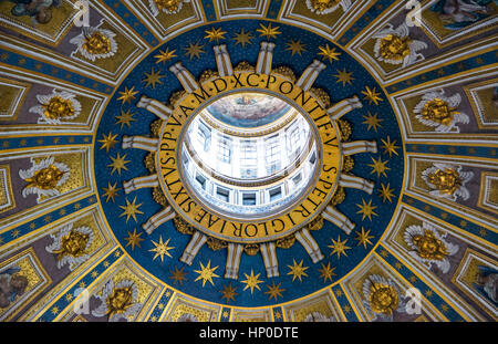 Das Kunstwerk der St. Peter Basilika Kuppel in der Vatikanstadt. Stockfoto