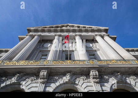 San Francisco, Kalifornien, USA - 14. Januar 2013: Architektonische Ansicht der San Francisco City Hall mit 49ers Fußball Team Flagge. Stockfoto