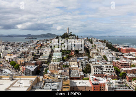 San Francisco, Kalifornien, USA - 23. April 2016: Wachsende Wolken über San Francisco Bay, Coit Tower und Stadtteil North Beach. Stockfoto