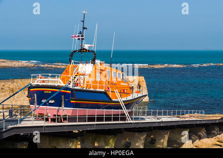 SENNEN COVE, CORNWALL, UK, 18. März 2015: The Tamar Class "R.N.L.B. Victor Freeman" RNLI Relief Flotte Rettungsboot auf der Helling Sennen Cove. Stockfoto