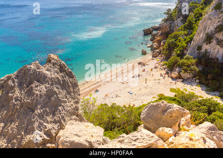 Der kleine Strand von Cala Fuili, Golf von Orosei, Nationalpark Gennargentu, Nuoro, Sardinien, Italien. Stockfoto