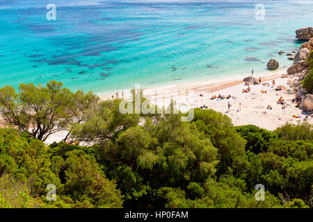 Der kleine Strand von Cala Fuili, Golf von Orosei, Nationalpark Gennargentu, Nuoro, Sardinien, Italien. Stockfoto