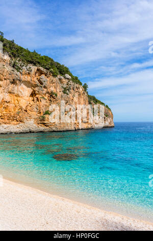 Der kleine Strand von Cala Biriola, Golf von Orosei, Nationalpark Gennargentu, Nuoro, Sardinien, Italien. Stockfoto