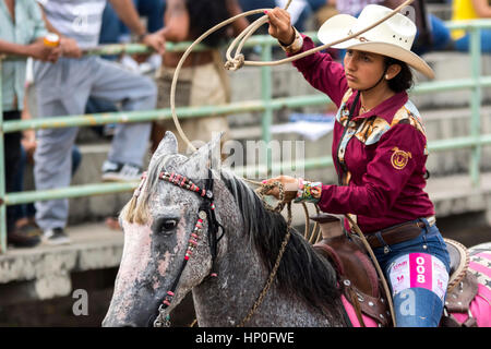 Frau Abseilen. Weibliche Rodeo-Wettbewerb in Las Malocas Park gefeiert. Villavicencio, Kolumbien. Stockfoto