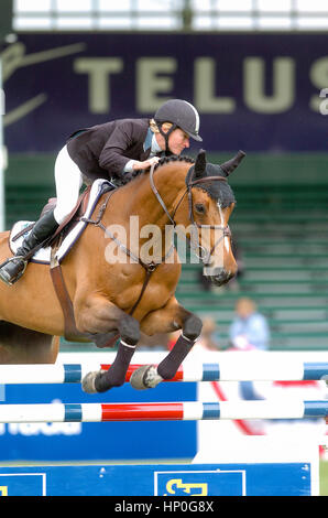 Die nationalen, Spruce Meadows Juni 2004, Molly Ashe (USA) Reiten, Kroon Gravin Stockfoto