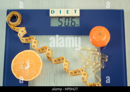 Vintage Foto, Maßband, frisches Obst und Tabletten ergänzt auf Haushalt digitale Personenwaage für Gewicht des menschlichen Körpers, Konzept der gesunden lif Stockfoto