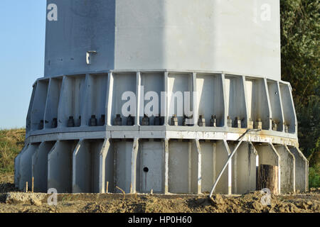 Das Ende der Spalte Stromleitung zu unterstützen. Massive Metallstange. Stockfoto