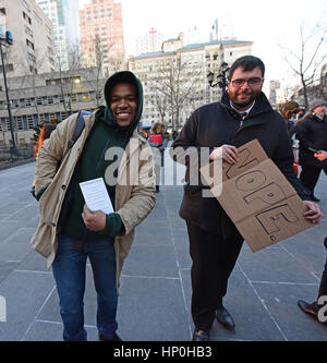 Mitglieder der Brooklyn Law School gesponsert eine Kundgebung auf den Stufen des Borough Hall vor Trump Verwaltung versuchen, die Zuwanderung aus bestimmten Ländern zu verbieten. Nach einem kurzen Fußmarsch um den nahe gelegenen Federal Gerichtsgebäude, die Teilnehmer wurden gebeten, ein Versprechen, versprach, die US-Verfassung & Menschen in Brooklyn zu schützen zu rezitieren. Redner zunehmend kühle Wetter trotzen, NY City Councilmember Carlos Menchaca, NYC Public Advocate Letitia James & Brooklyn Borough President Eric Adams. Klerus Mitglieder aus allen drei westlichen Religionen sprach auch. (Foto: Andy Katz/Pacific Press) Stockfoto