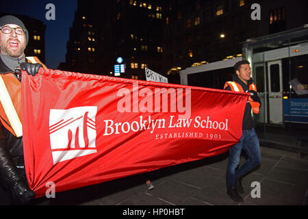 Mitglieder der Brooklyn Law School gesponsert eine Kundgebung auf den Stufen des Borough Hall vor Trump Verwaltung versuchen, die Zuwanderung aus bestimmten Ländern zu verbieten. Nach einem kurzen Fußmarsch um den nahe gelegenen Federal Gerichtsgebäude, die Teilnehmer wurden gebeten, ein Versprechen, versprach, die US-Verfassung & Menschen in Brooklyn zu schützen zu rezitieren. Redner zunehmend kühle Wetter trotzen, NY City Councilmember Carlos Menchaca, NYC Public Advocate Letitia James & Brooklyn Borough President Eric Adams. Klerus Mitglieder aus allen drei westlichen Religionen sprach auch. (Foto: Andy Katz/Pacific Press) Stockfoto