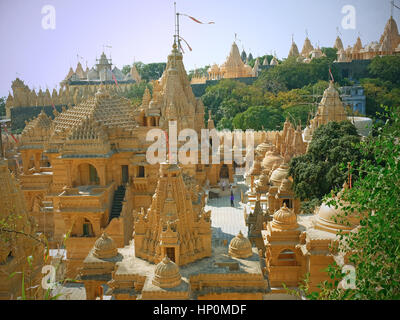 Einige der 800 Marmor Schreine, aus denen die Tempelanlage auf dem Gipfel des Shatrunjaya Hügels in Palitana, Indien, eine Website, die Heiligen in der Jain-religion Stockfoto