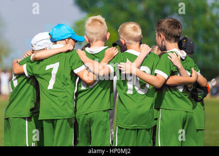 Kinder treiben Sport. Kinder Sport Team vereint bereit zu spielen. Kinder Teamsport. Jugend-Sport für Kinder. Jungen im Sport Uniformen. Junge Boys Stockfoto