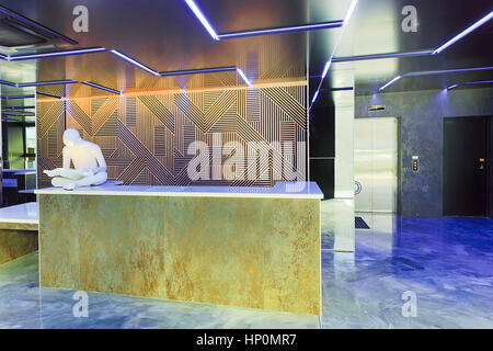 Rezeption in der Lobby des modernen Luxusunterkunft Gebäude warten zur Dienstleistung in stilvollen Interieur. Stockfoto