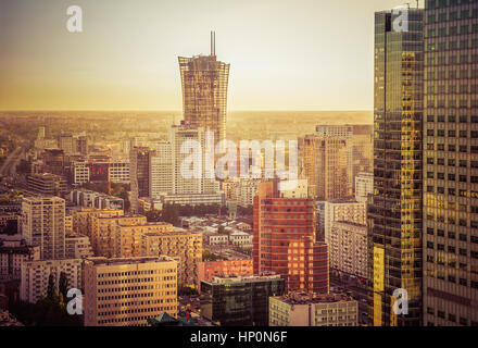 Warschau, Polen-Mai 25: Luftaufnahme des Wolkenkratzer-Skyline von Warschau im Sonnenuntergang Stockfoto