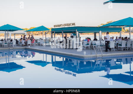 MALLORCA, Spanien - 17 Juli: Diner serviert auf der Terrasse mit Schwimmbad im Hotel auf Mallorca. 17. Juli 2016 Stockfoto