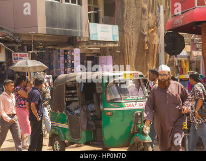 Colombo, SRI LANKA - 25 NOVEMBER: belebten Straße am 25. November 2013 in Colombo, Sri Lanka. Stockfoto