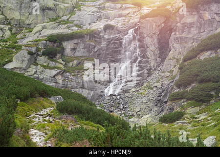 Berg-Wasserfall-Sonnenuntergang Stockfoto