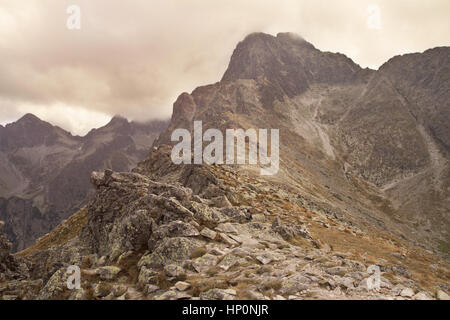 Bergkette mit bewölktem Himmel Stockfoto